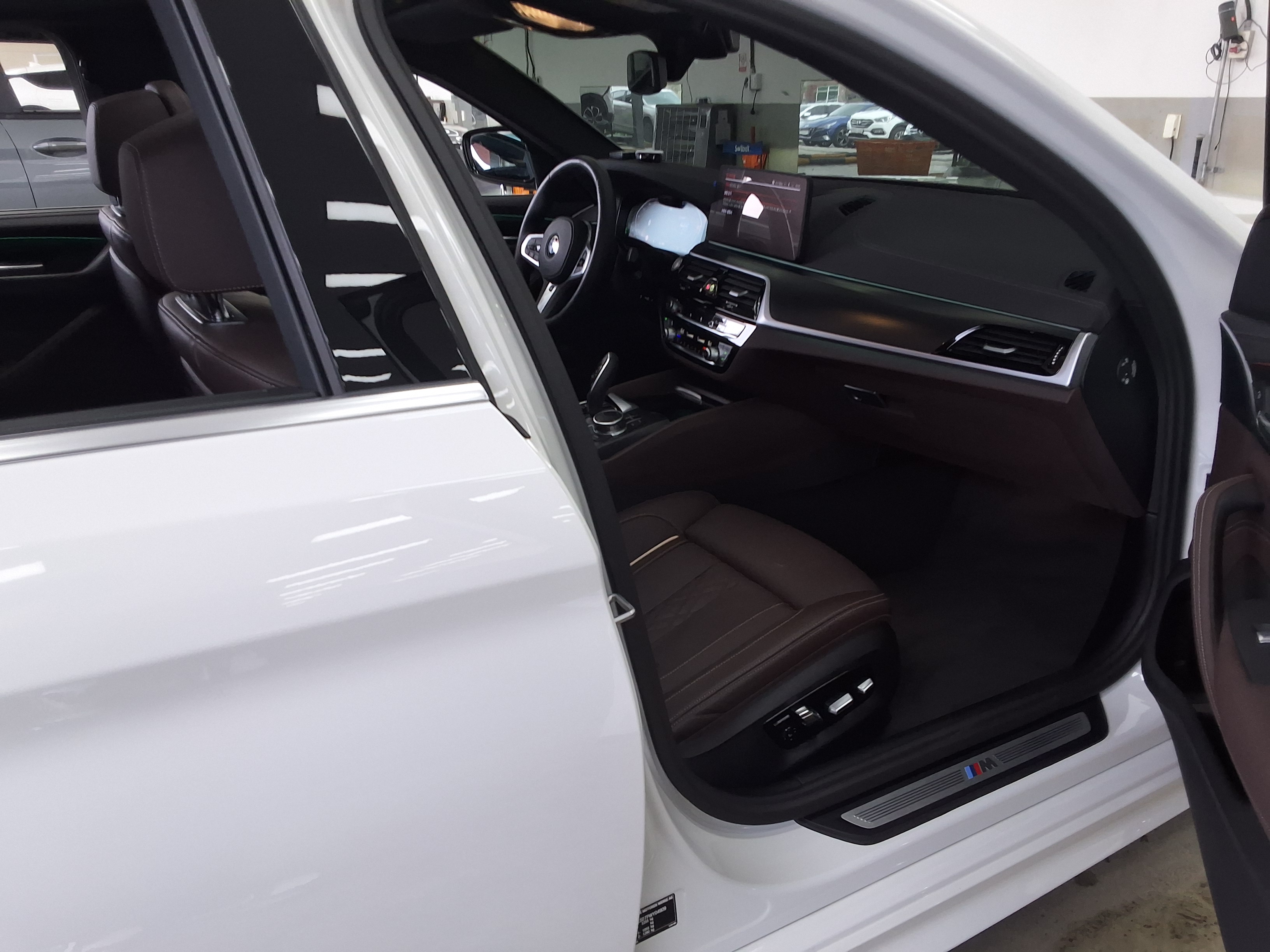 BMW 5 Series 2023 - Image 13