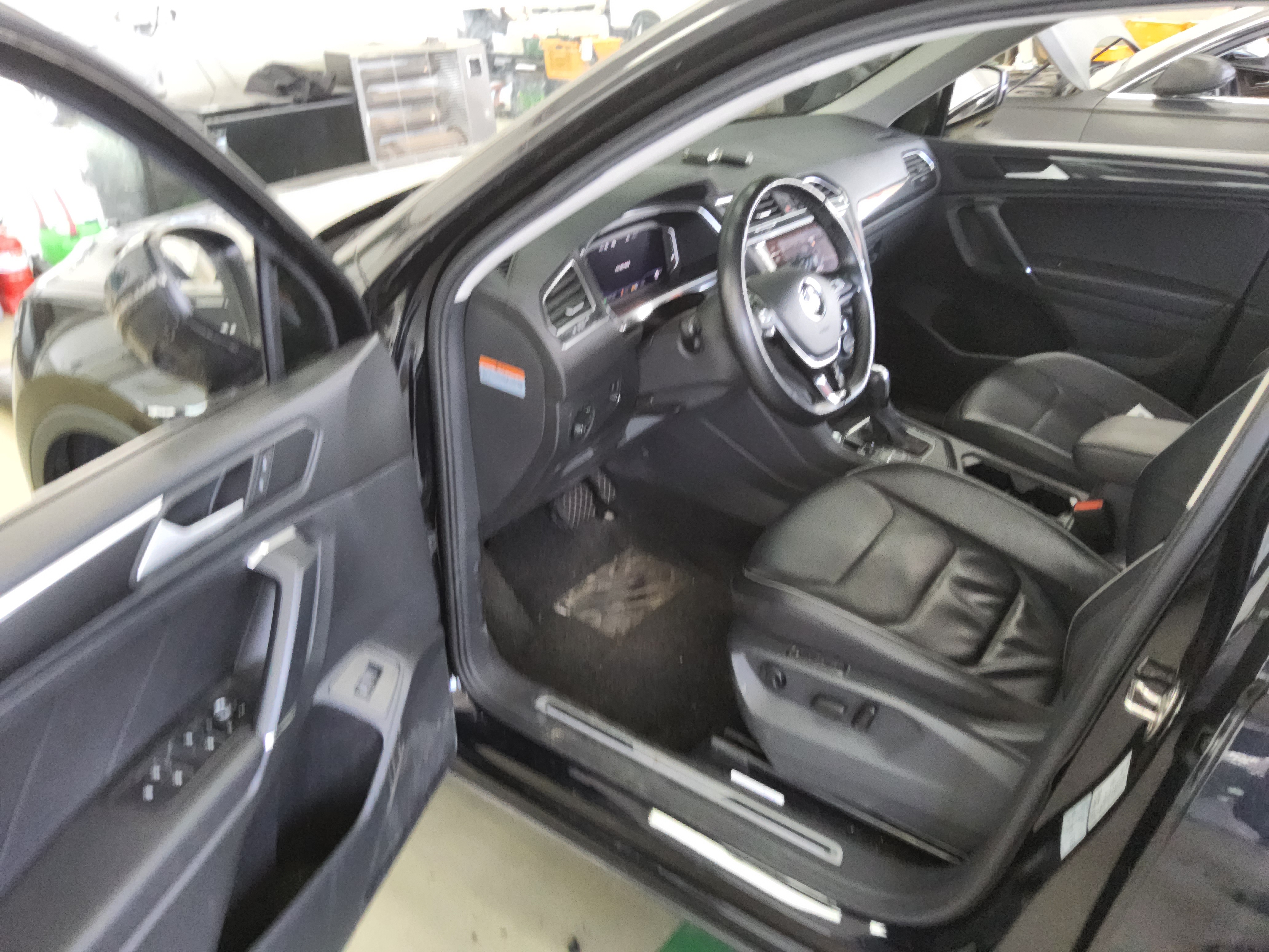 Volkswagen Tiguan - 9