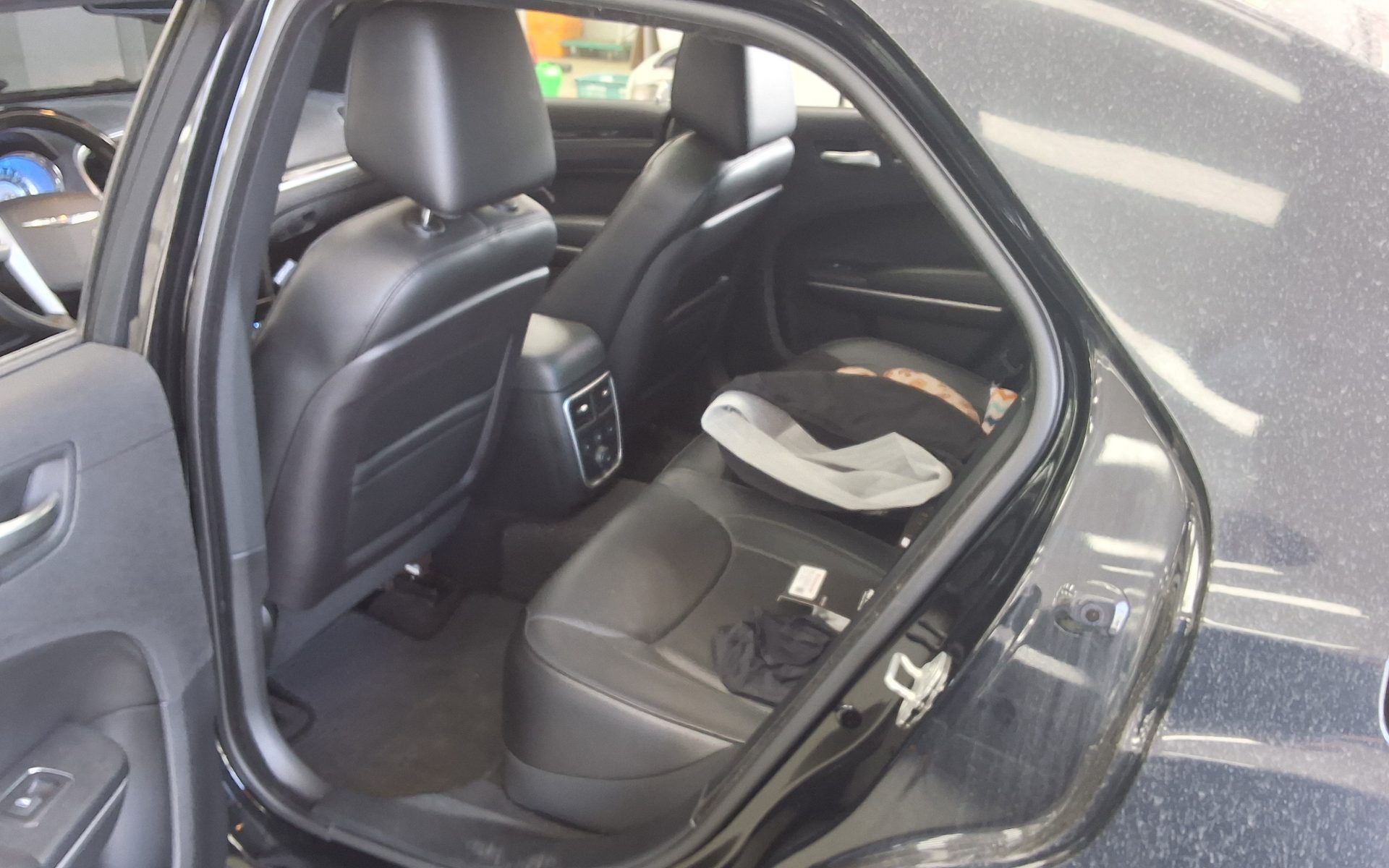 CHRYSLER 300C - 11