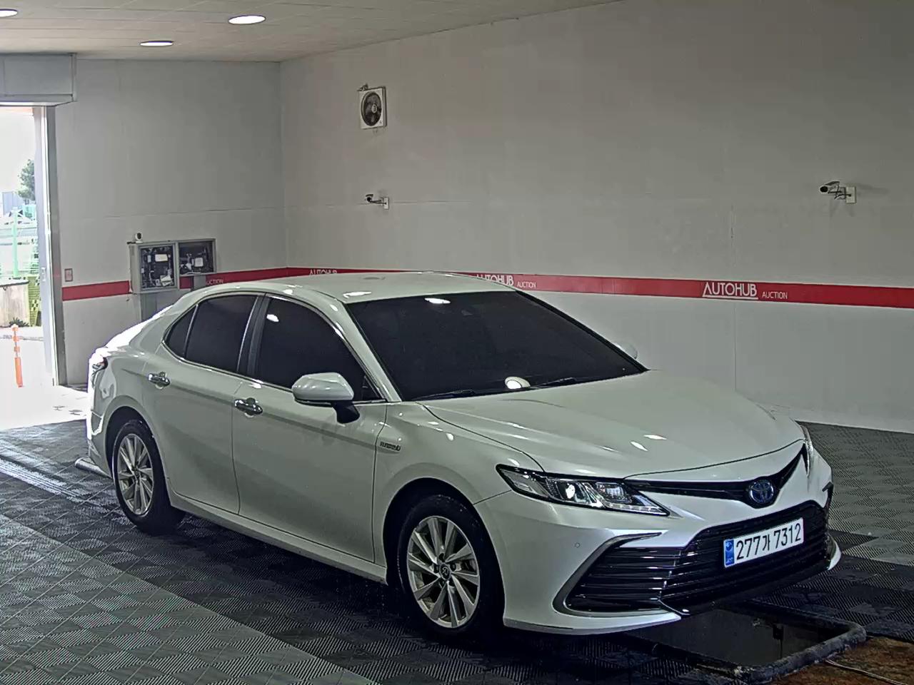 Toyota Camry 2024 - Image 2