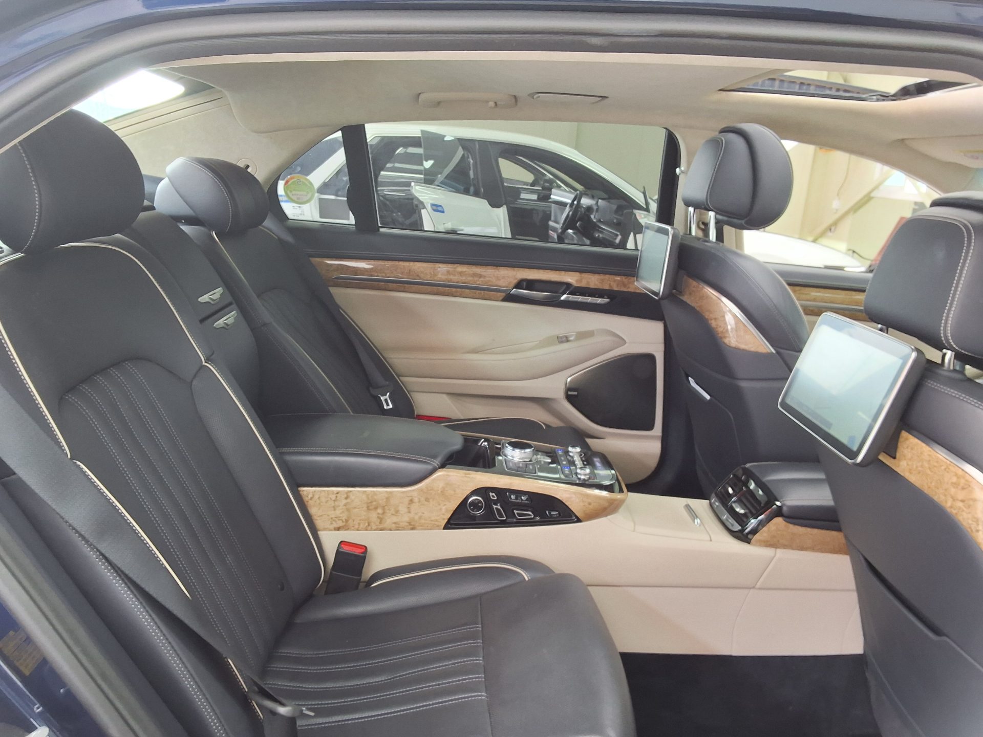 هيونداي جينيسيس EQ900 2016 - صورة 12