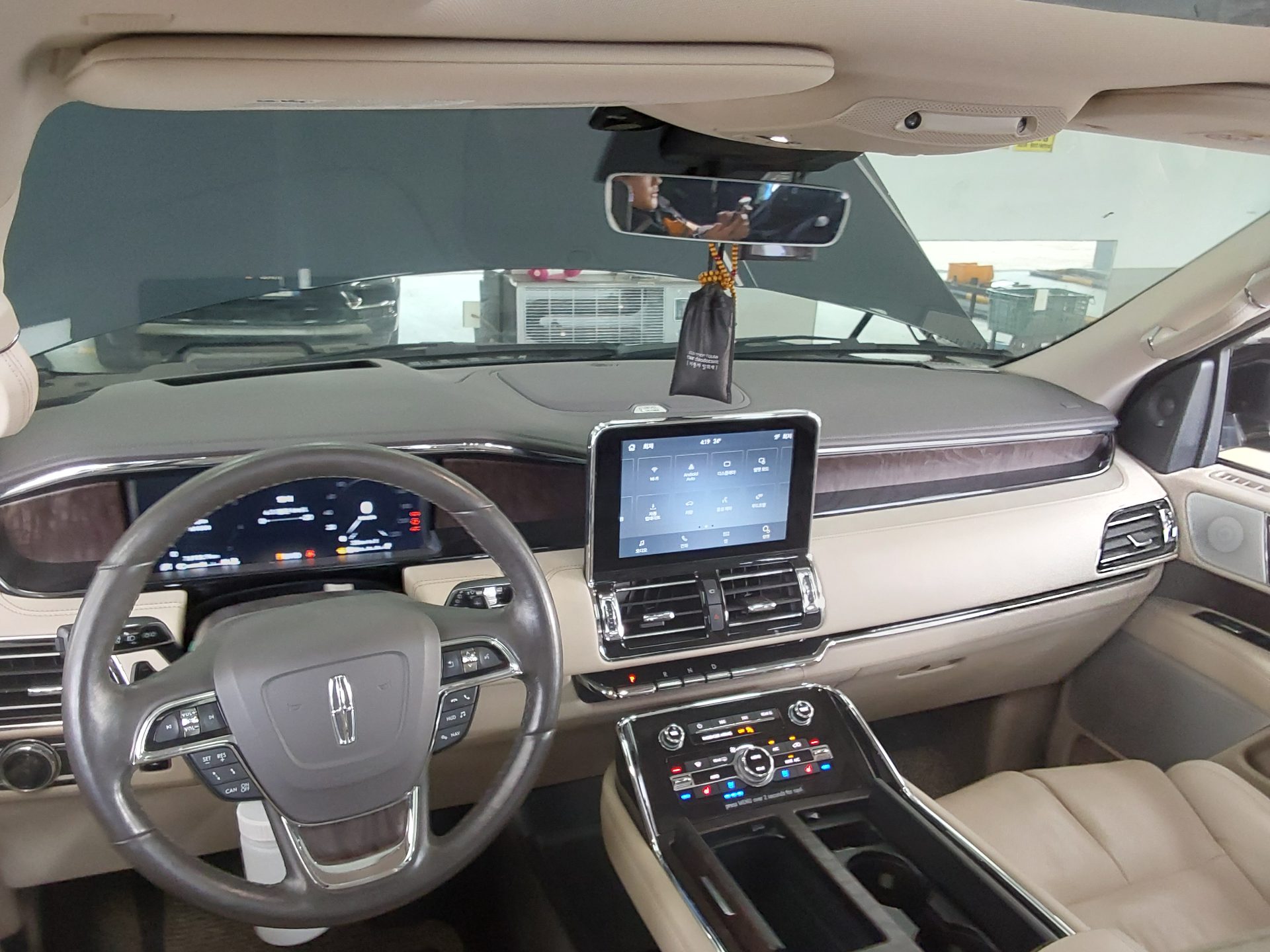 Lincoln Navigator 2021 - Image 10