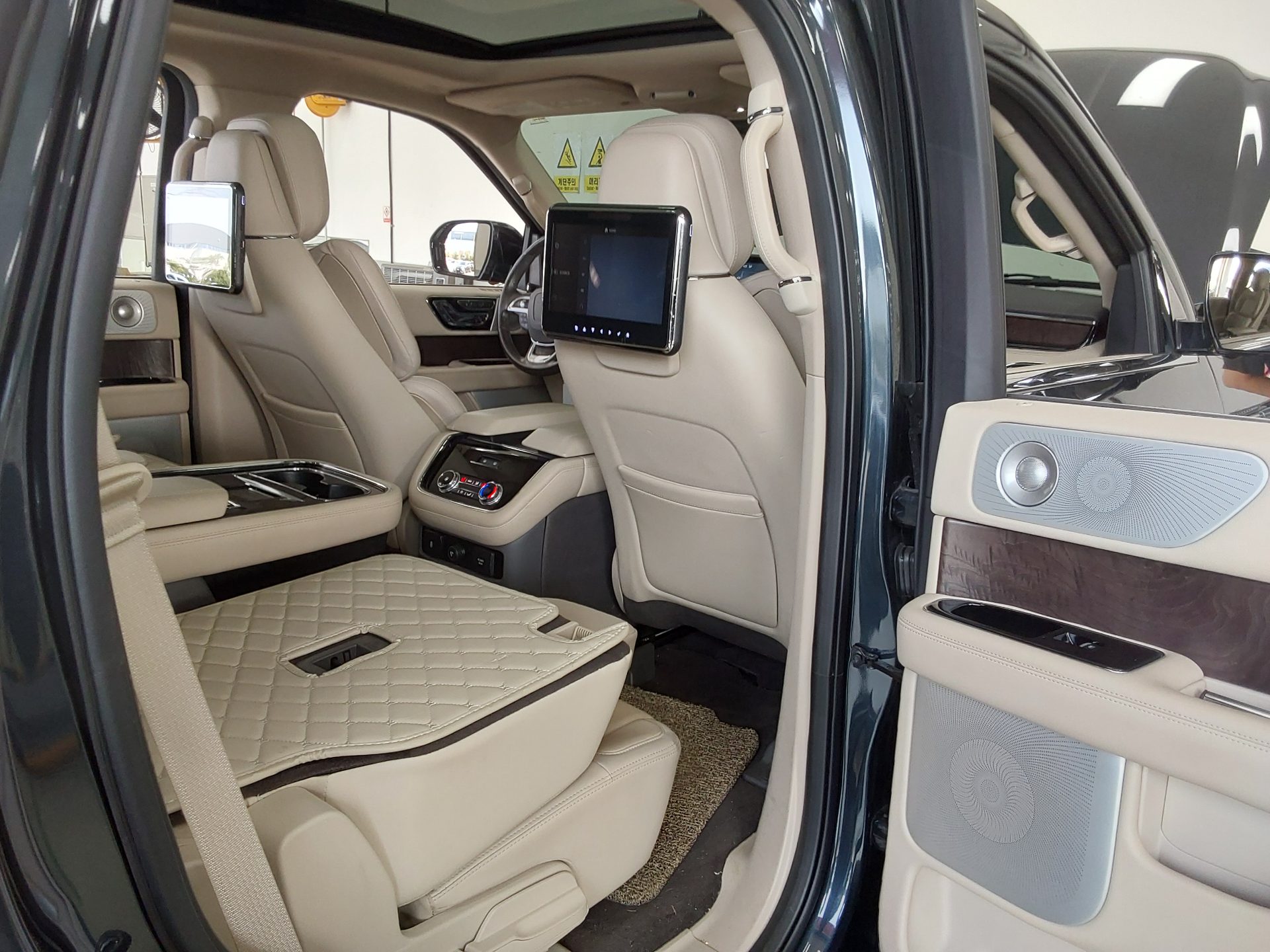 Lincoln Navigator 2021 - Image 12