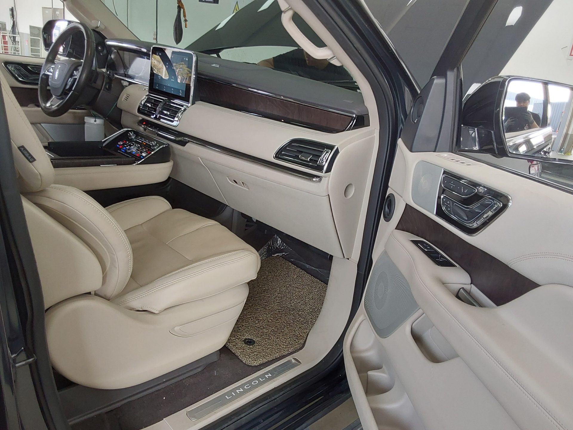 Lincoln Navigator 2021 - Image 13