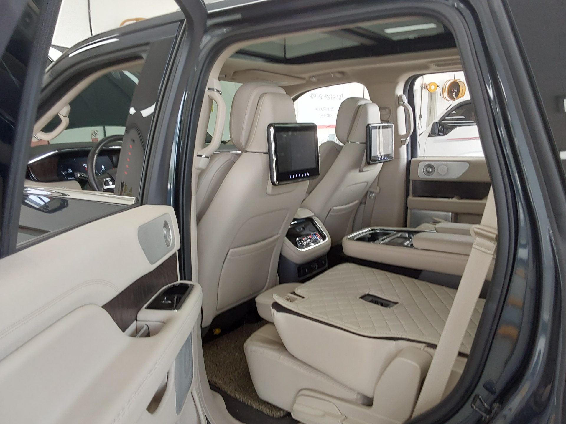 Lincoln Navigator 2021 - Image 11