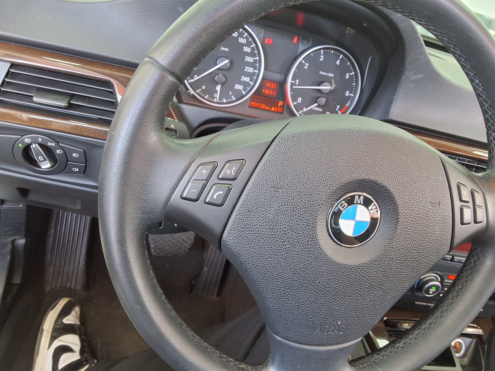 BMW 3 Series 2011 - Image 21