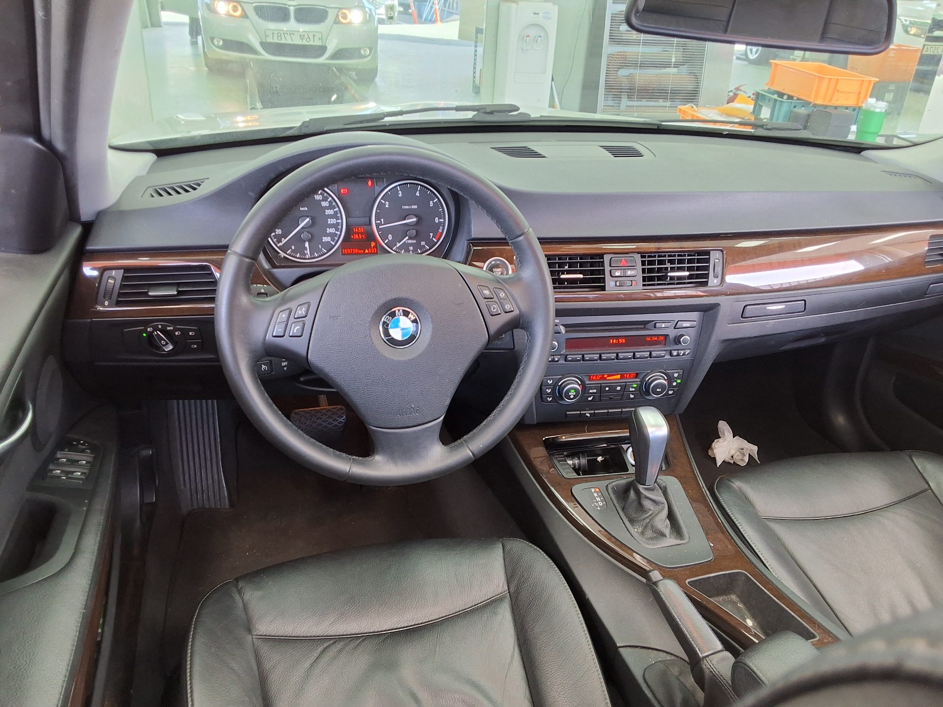 BMW 3 Series 2011 - Image 10