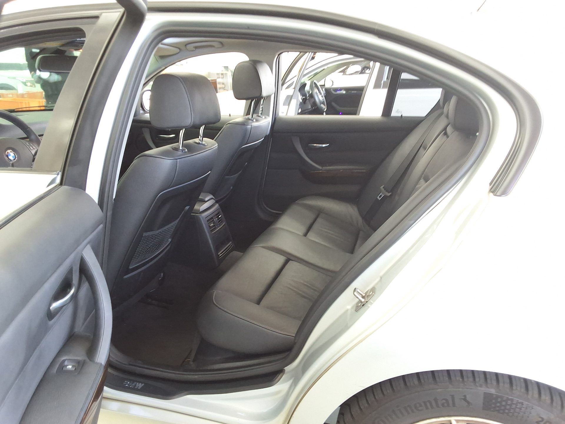 BMW 3 Series 2011 - Image 11