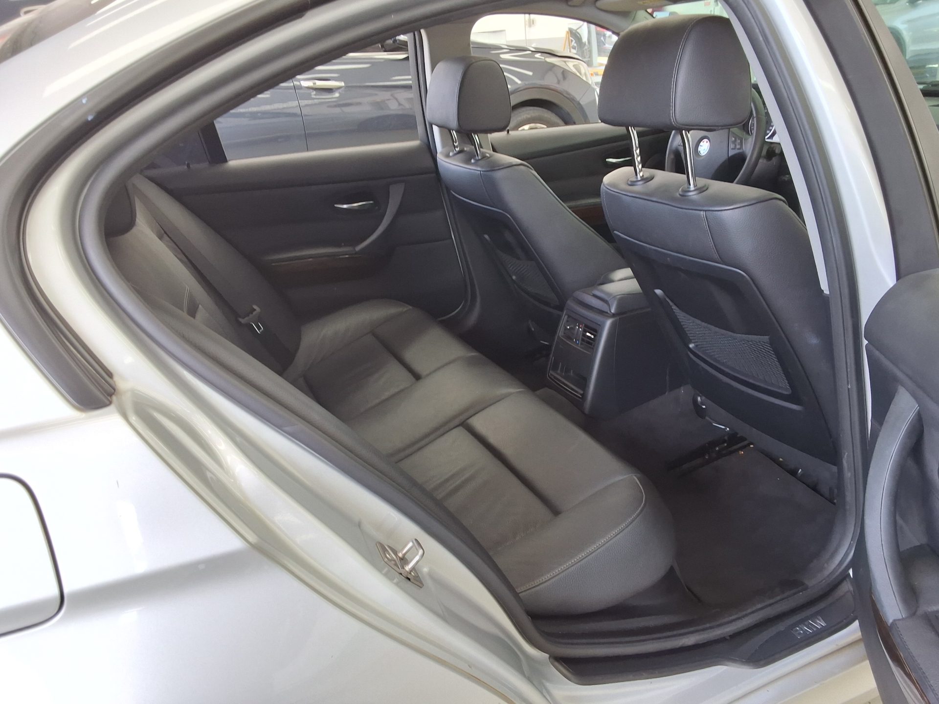 BMW 3 Series 2011 - Image 12