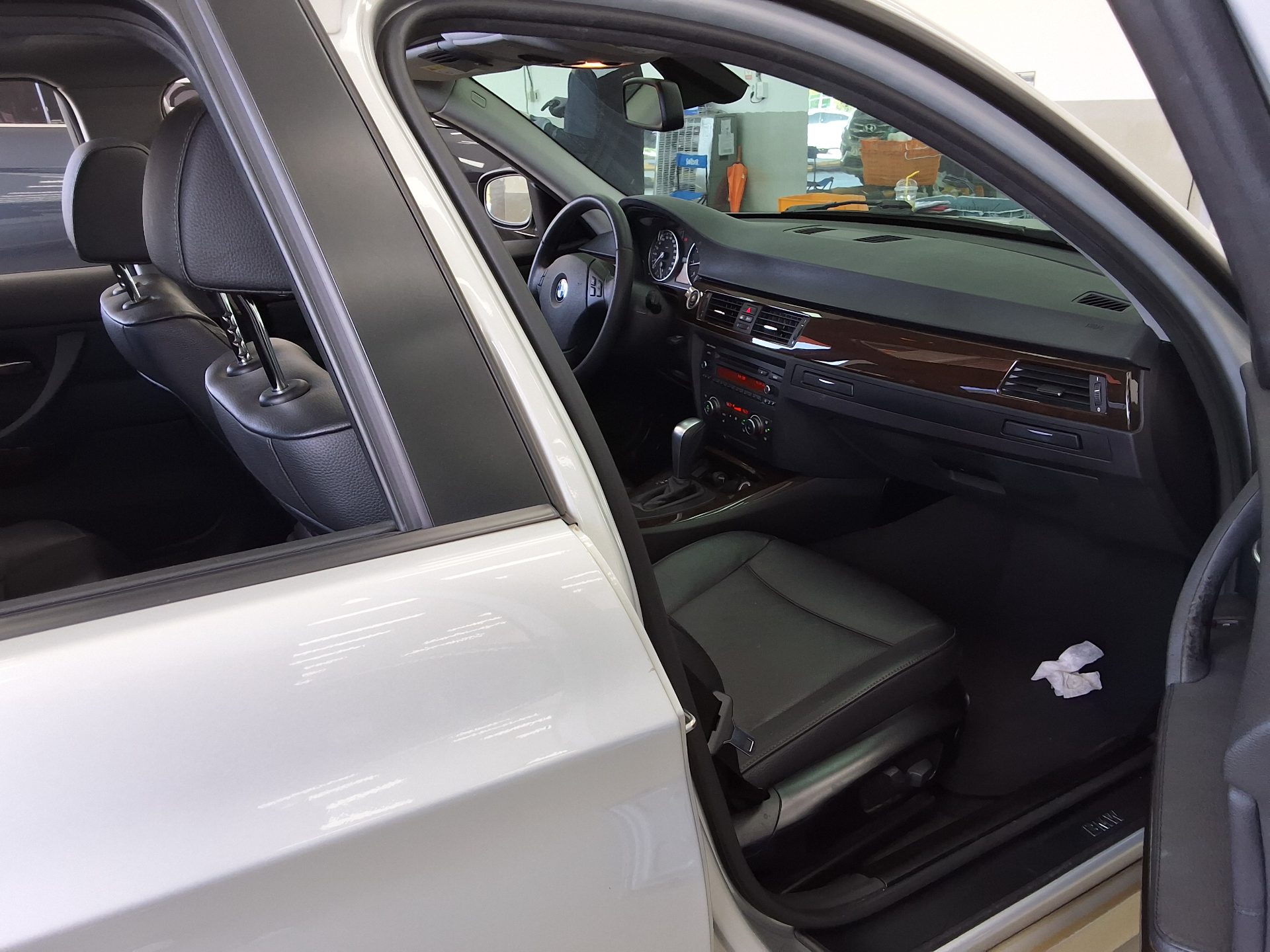 BMW 3 Series 2011 - Image 13