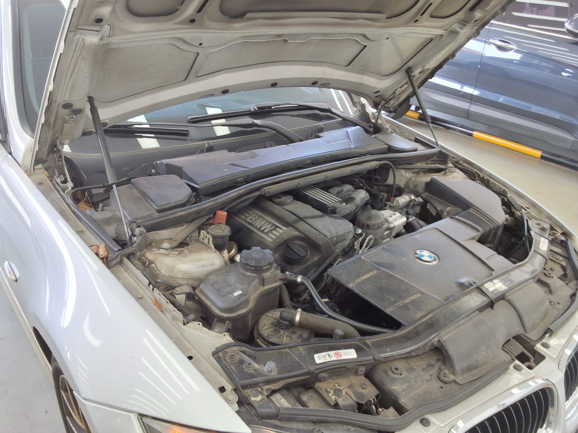 BMW 3 Series 2011 - Image 16