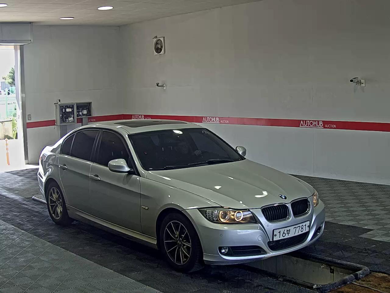 BMW 3 Series 2011 - Image 2