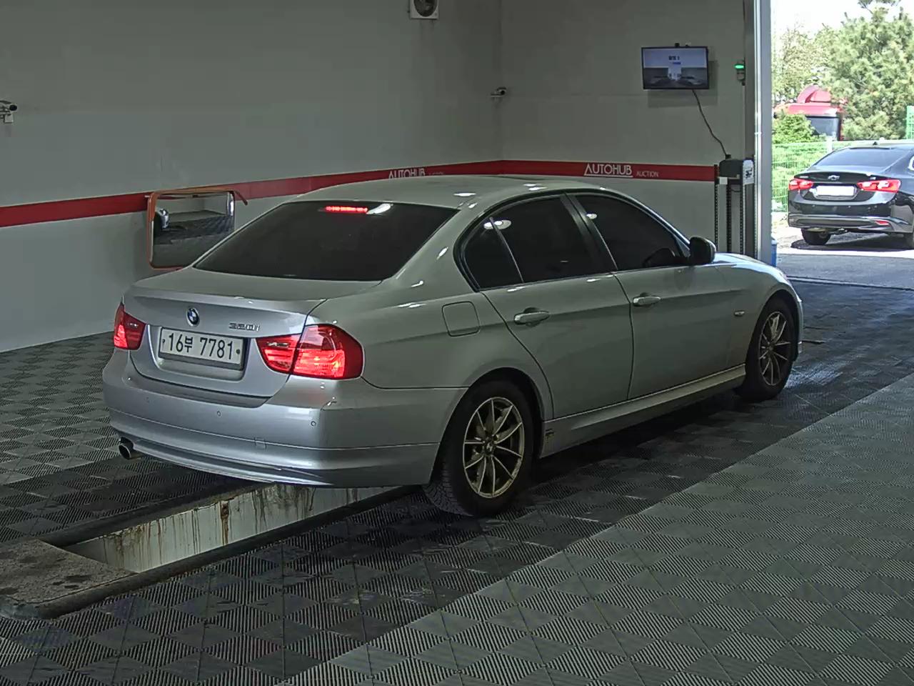 BMW 3 Series 2011 - Image 4
