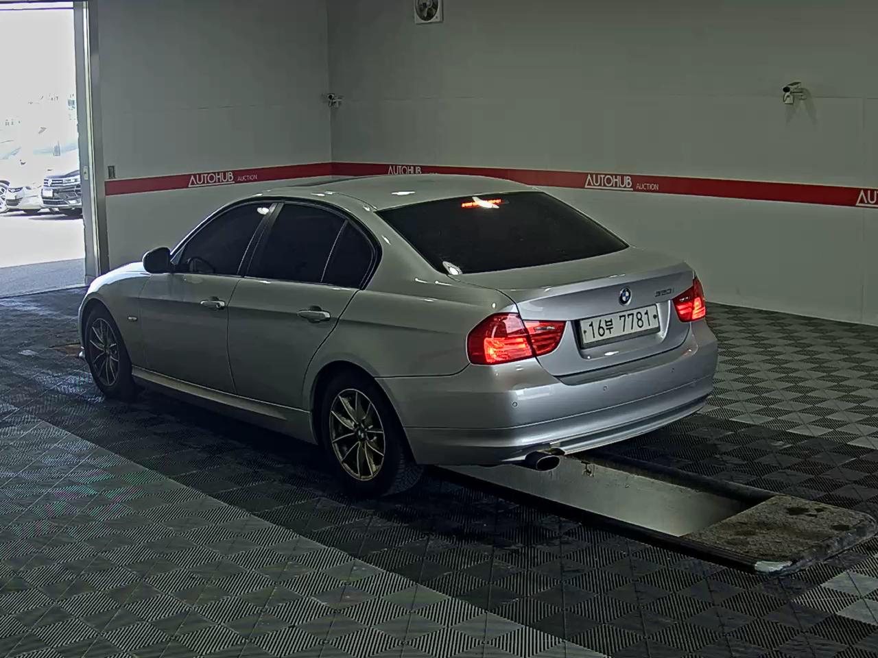 BMW 3 Series 2011 - Image 5
