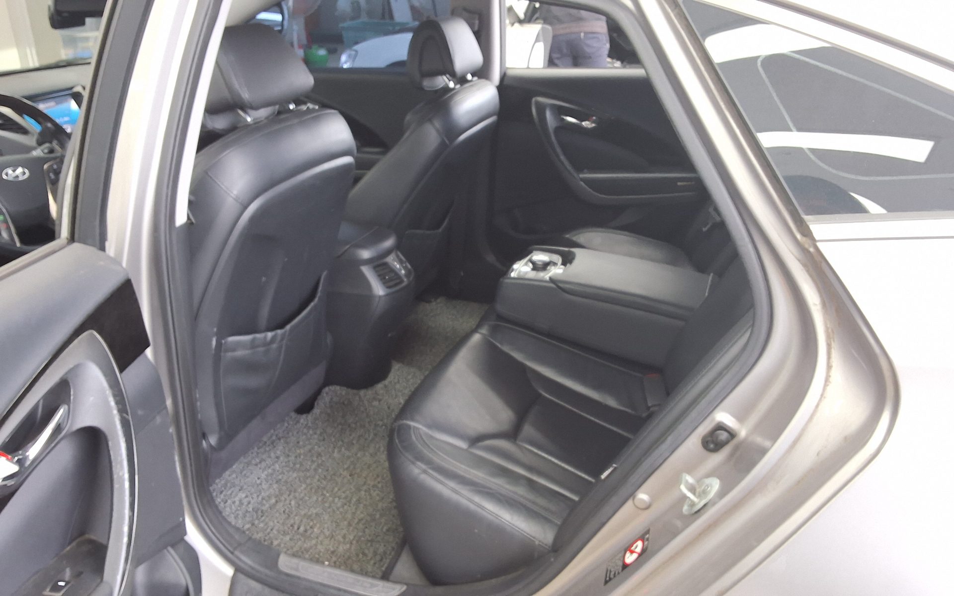 Hyundai Grandeur 2011 - Image 11