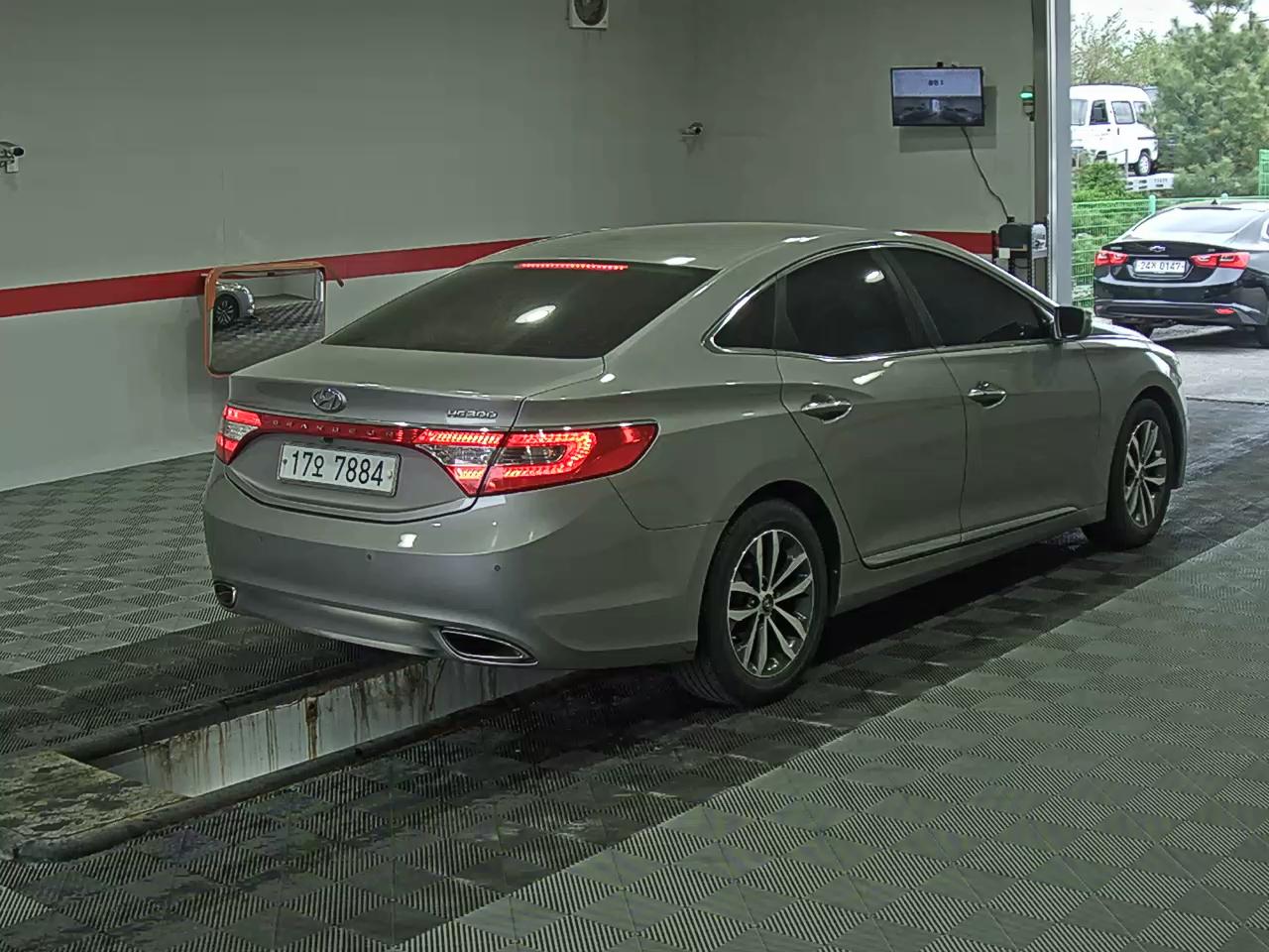 Hyundai Grandeur 2011 - Image 4
