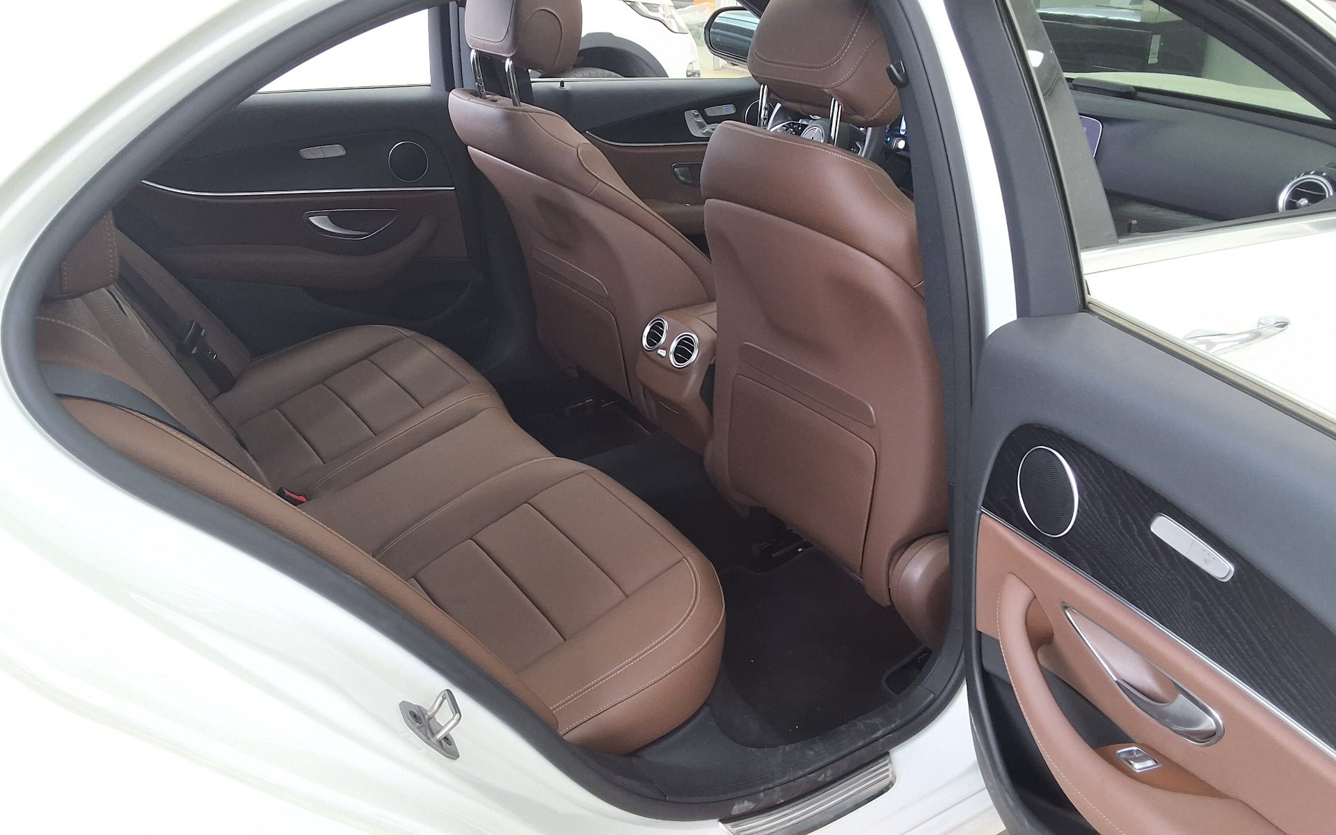 Mercedes-Benz E-Class 2022 - Image 12