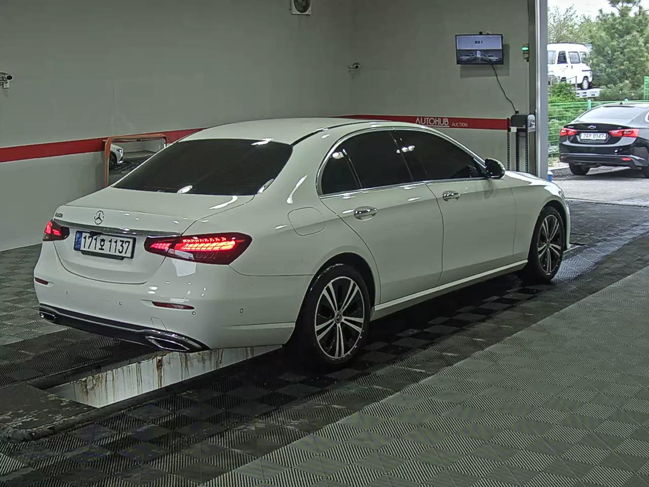 Mercedes-Benz E-Class 2022 - Image 4