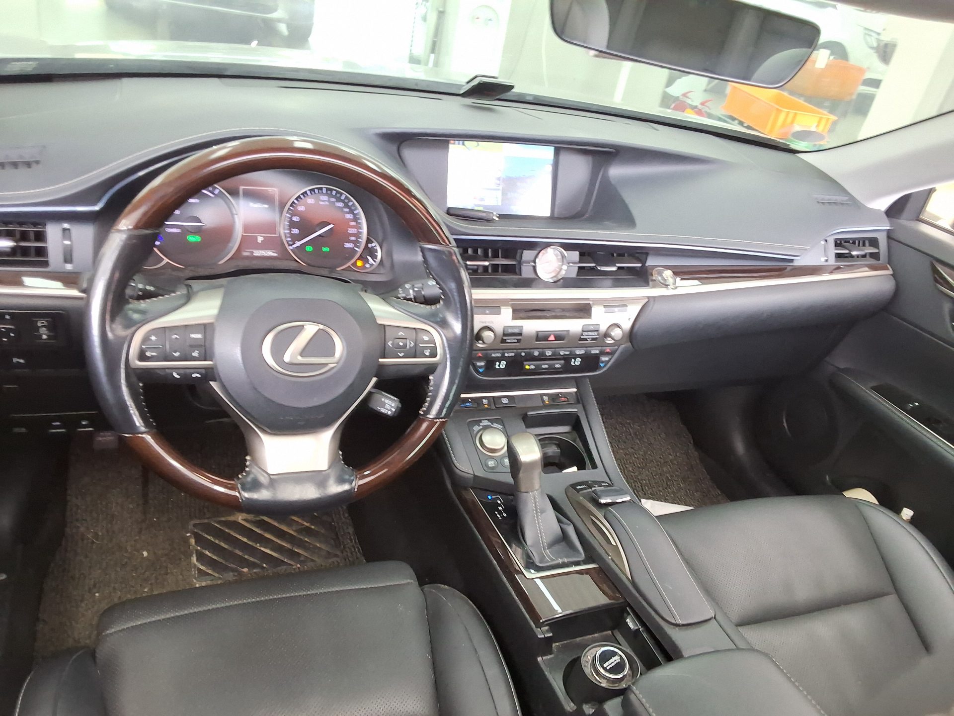 Lexus ES - 10