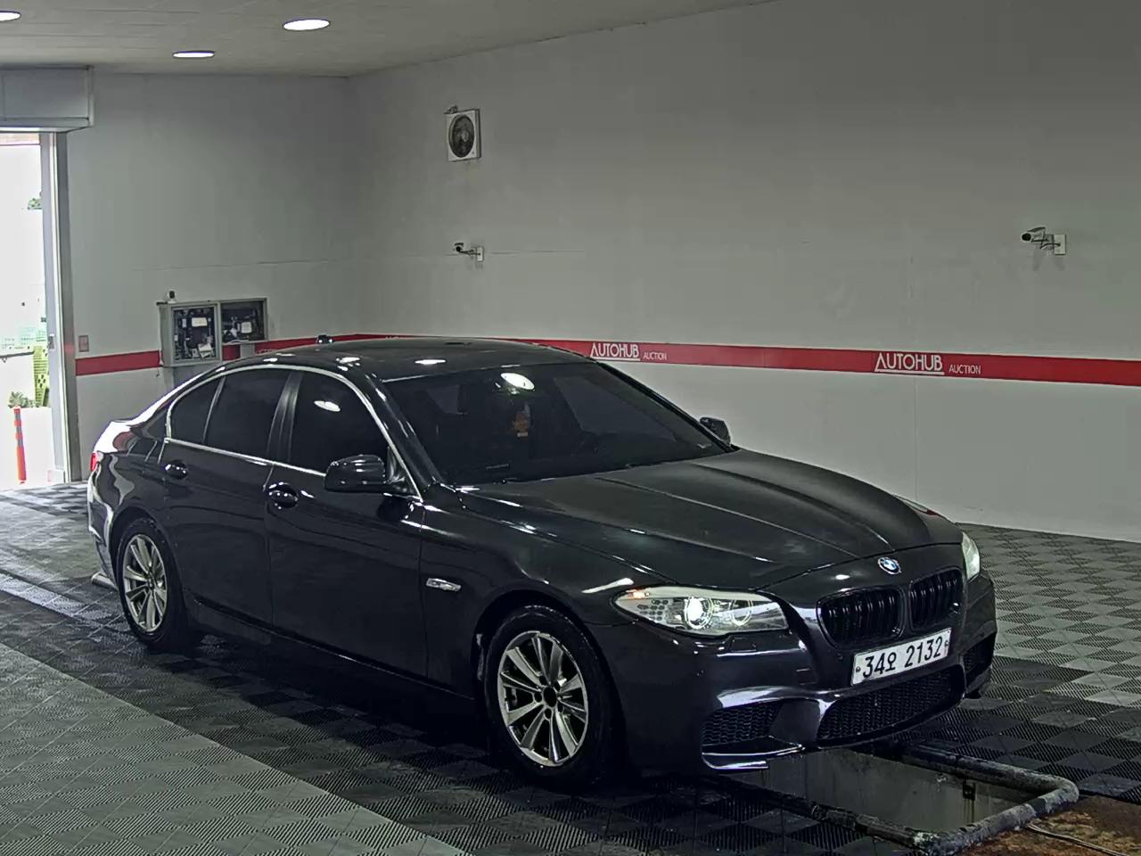 BMW 5 Series 2011 - Image 2