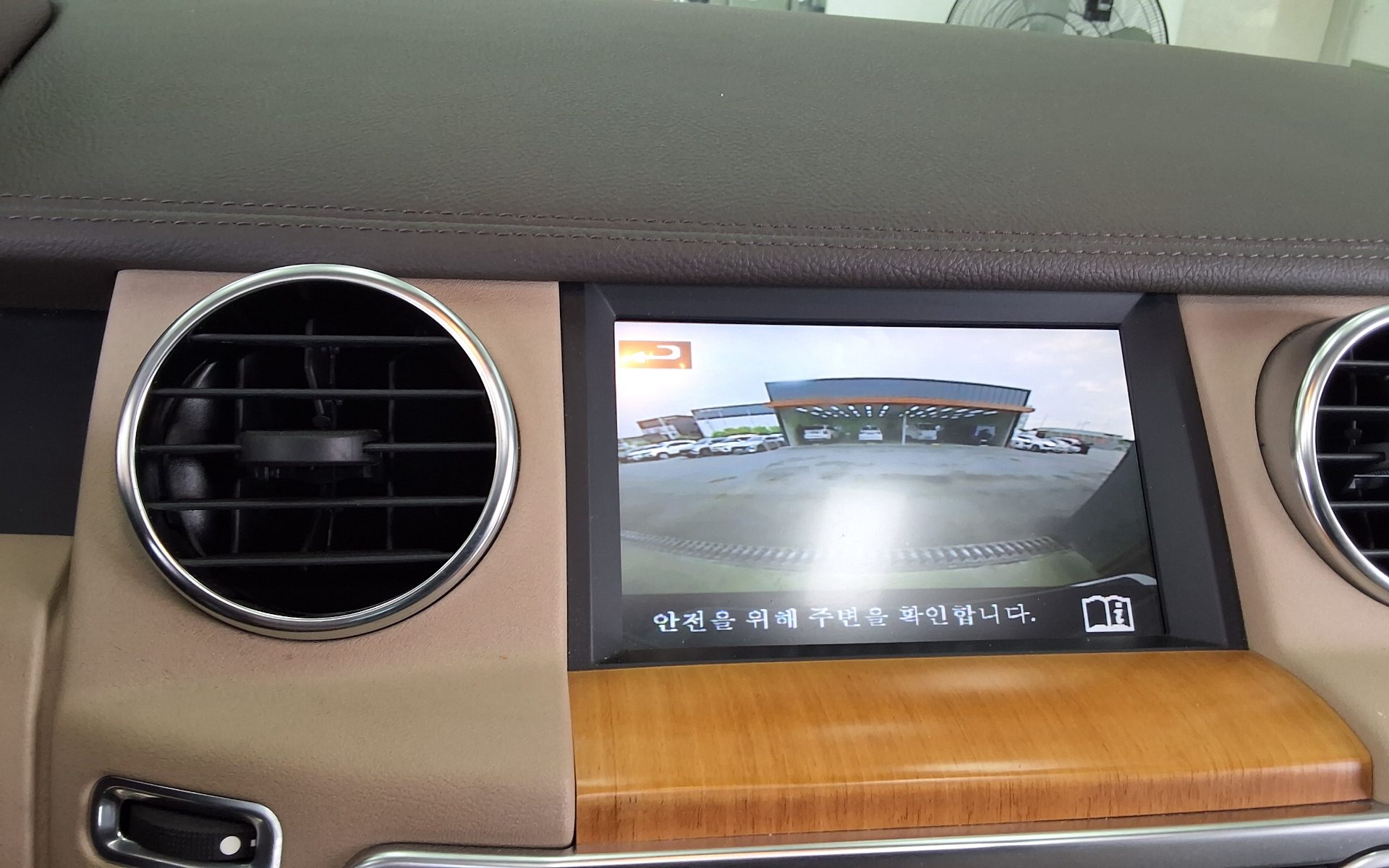 Land Rover Discovery 2015 - Image 17