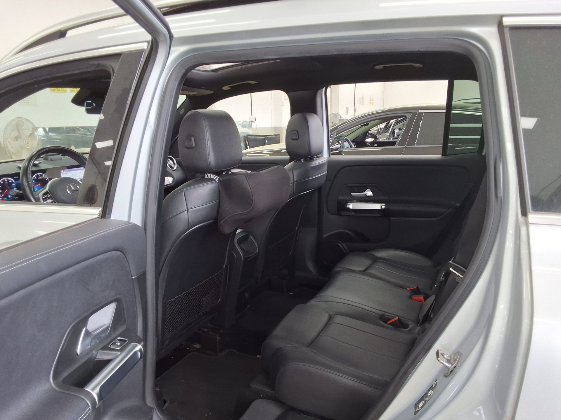 Mercedes-Benz GLB-Class 2021 - Image 11