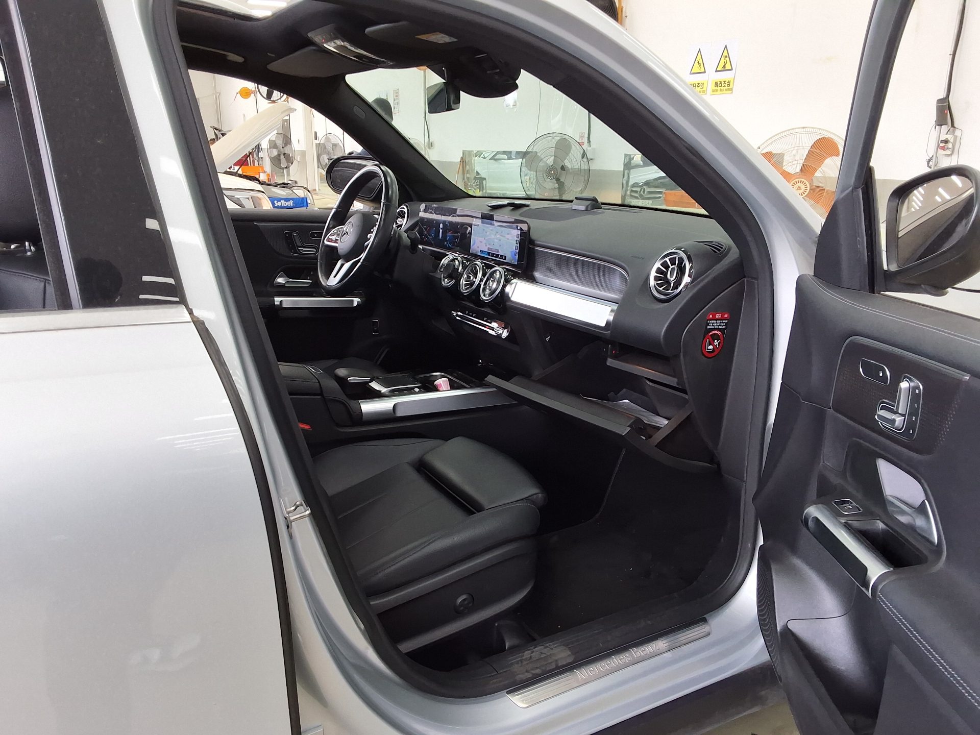 Mercedes-Benz GLB-Class 2021 - Image 13