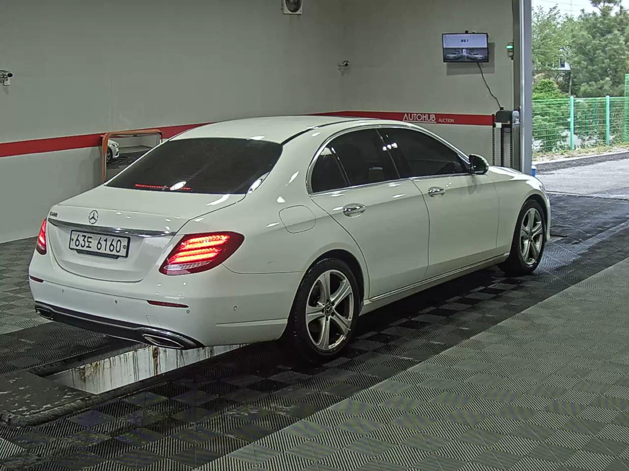 Mercedes-Benz E-Class - 4