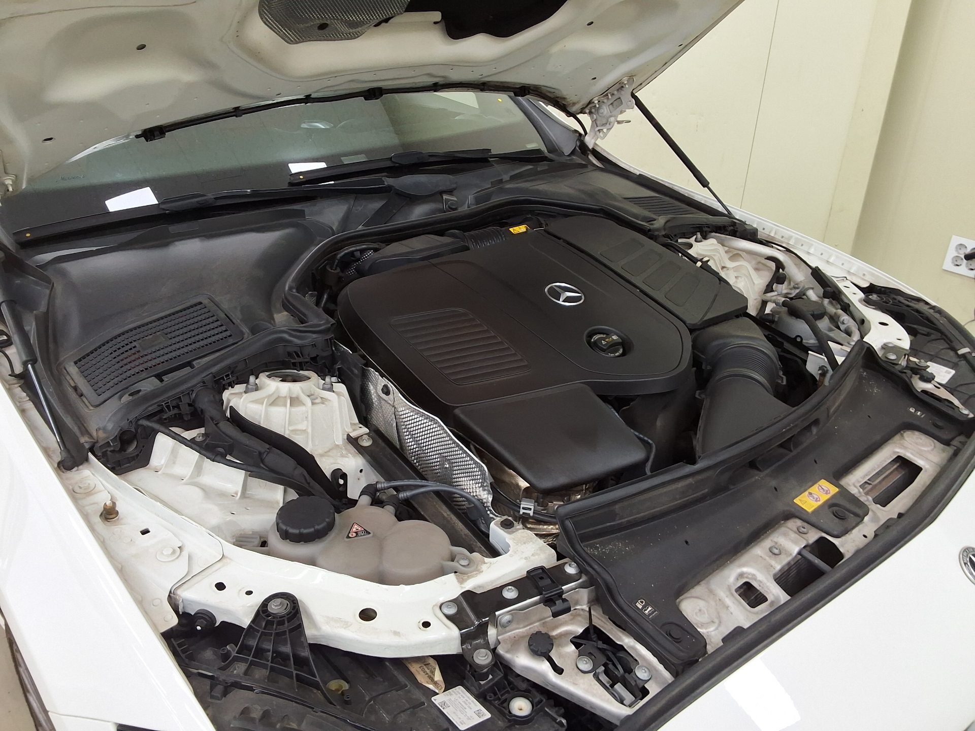 Mercedes-Benz C-Class 2022 - Image 18