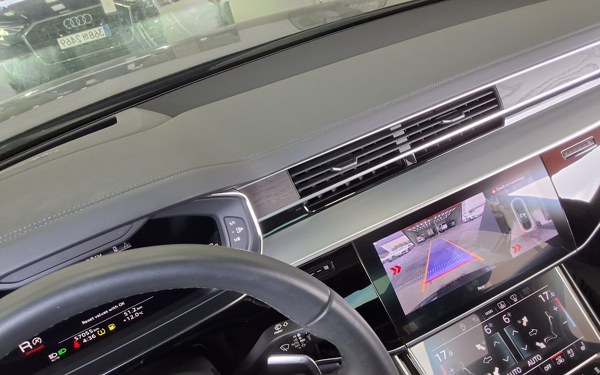 أودي A8 2023 - صورة 17