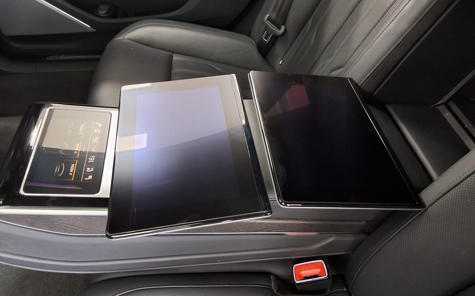 أودي A8 2023 - صورة 21