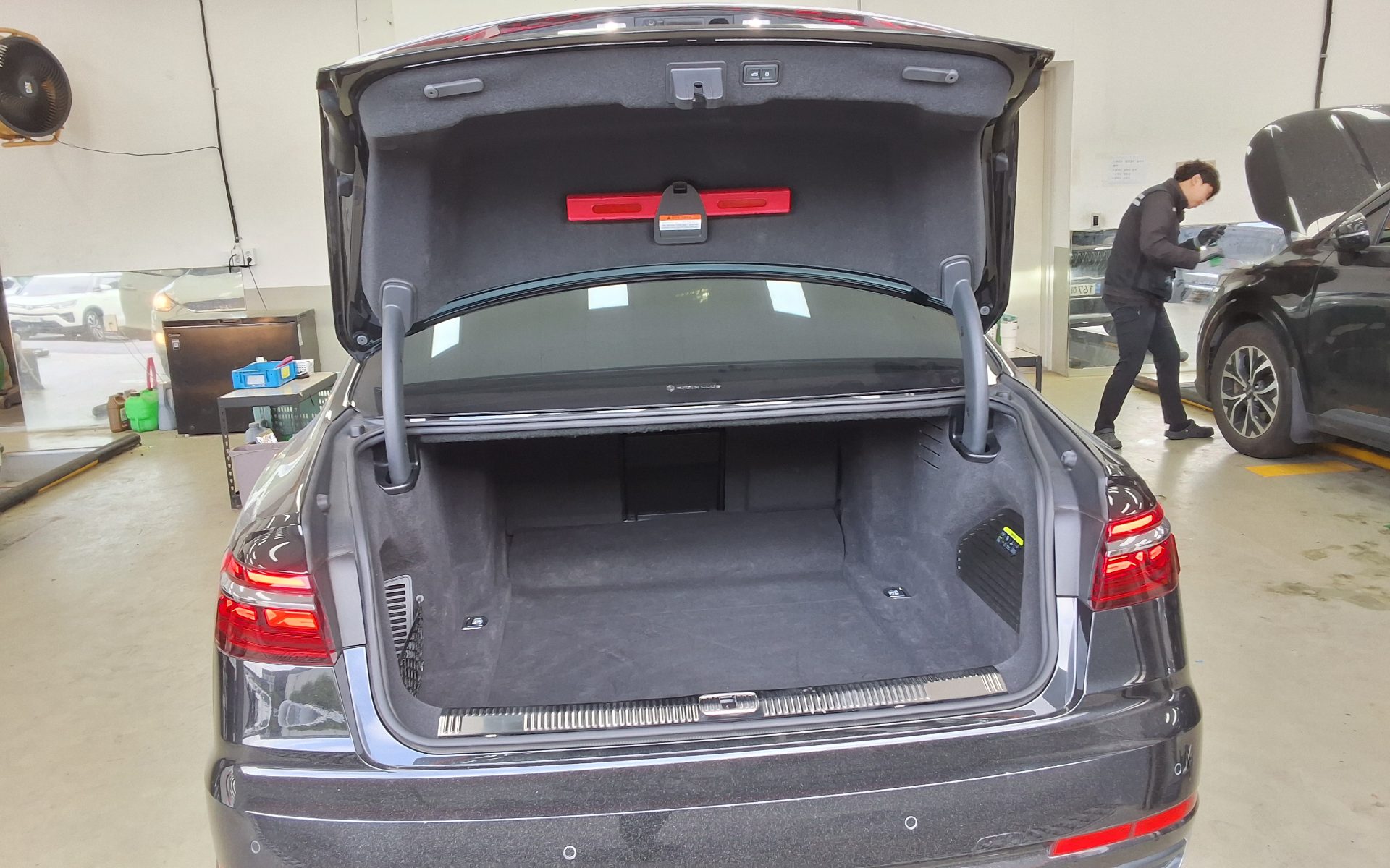 أودي A8 2023 - صورة 14