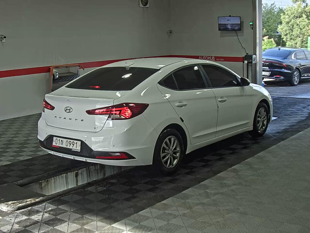 Hyundai Elantra 2019 - Image 4