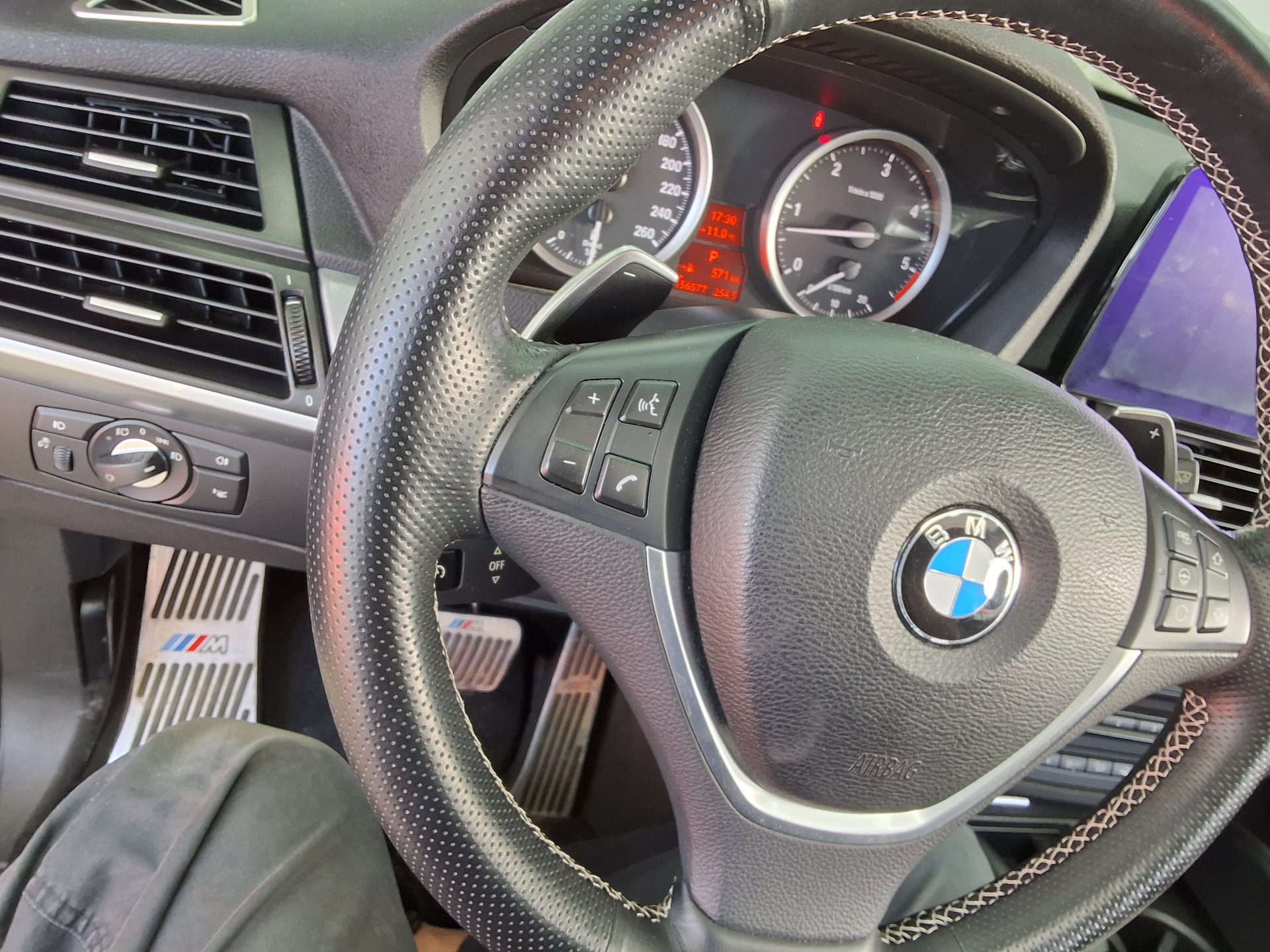 بي إم دبليو X6 2014 - صورة 21