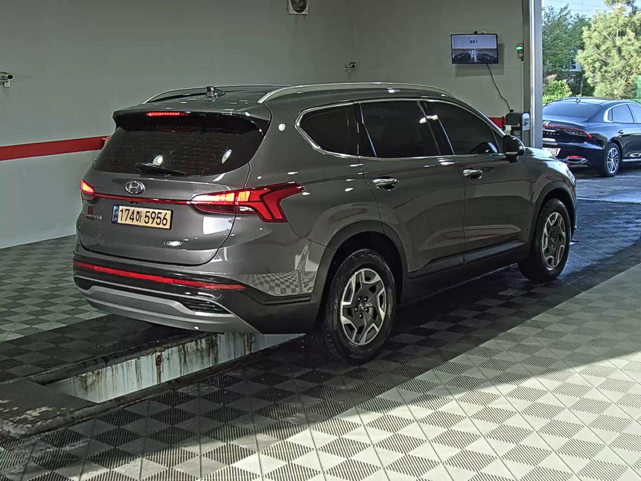 Hyundai Santa Fe 2023 - Image 4