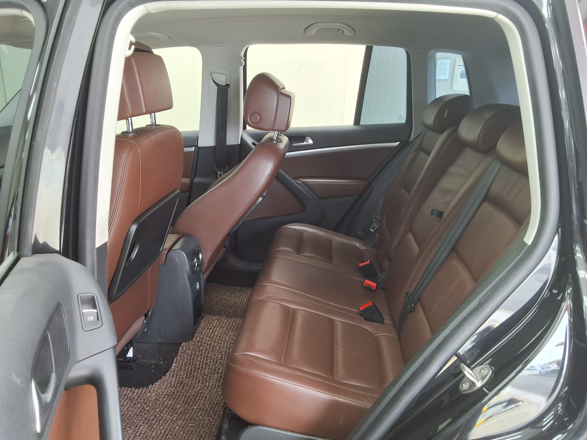 Volkswagen Tiguan - 11