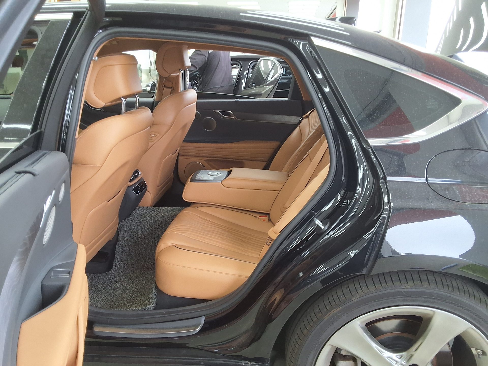 Hyundai Genesis 2021 - Image 11