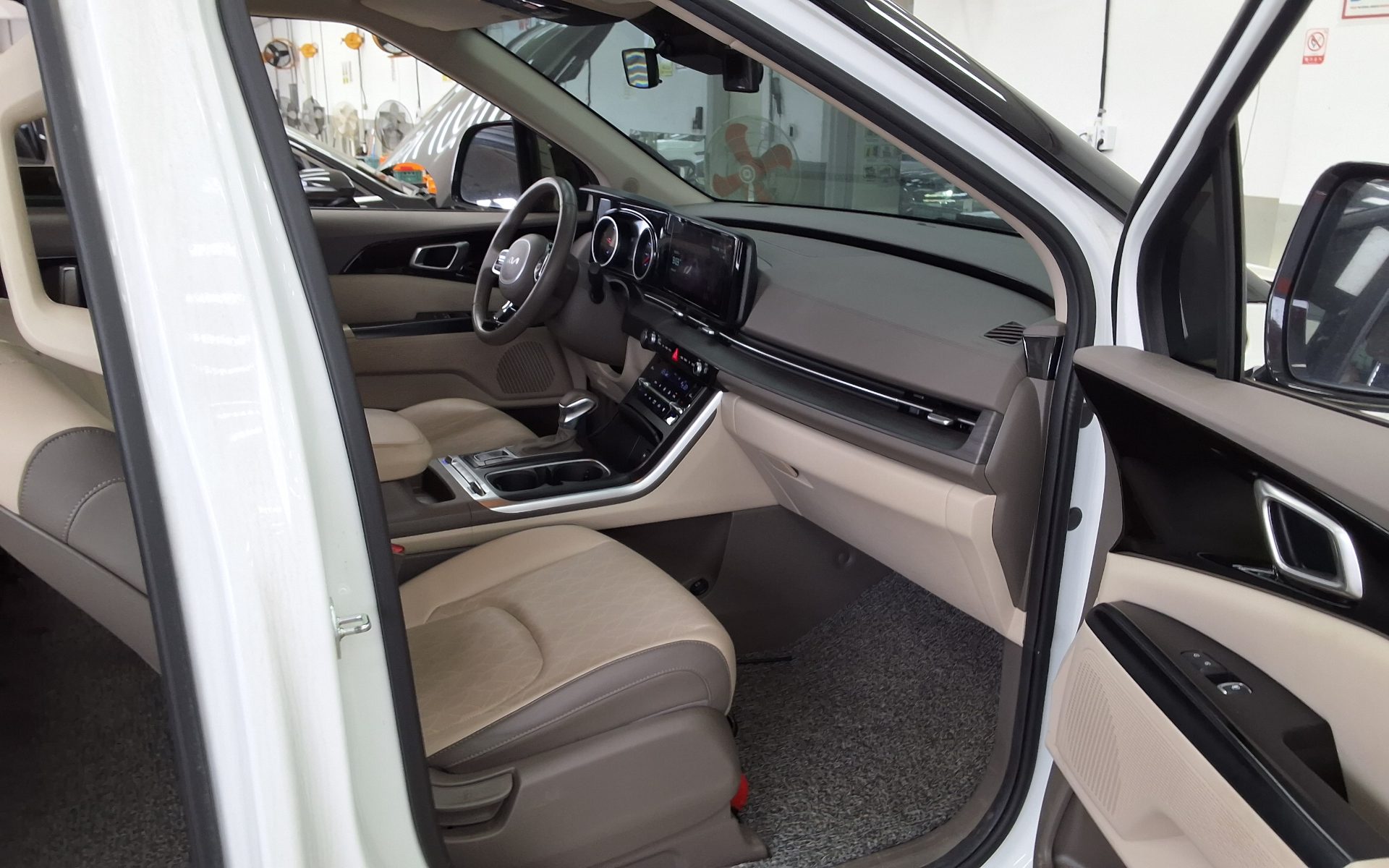 Kia Carnival 2023 - Image 13