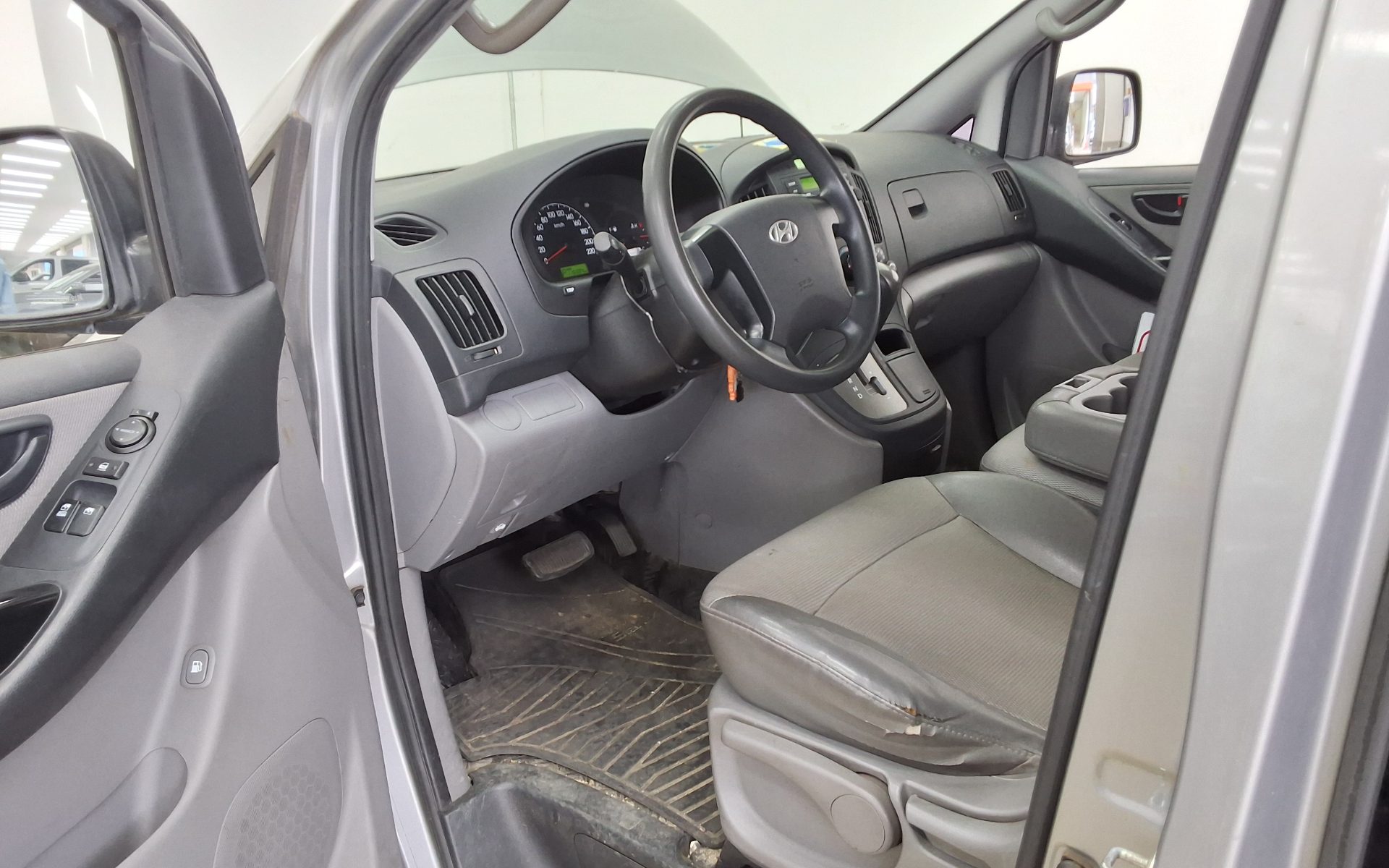 Hyundai Grand Starex 2012 - Image 9