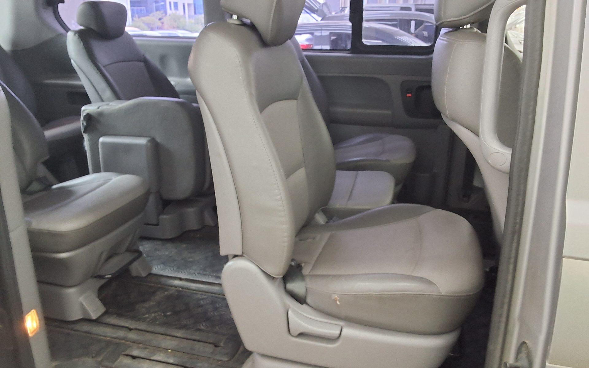 Hyundai Grand Starex 2012 - Image 12