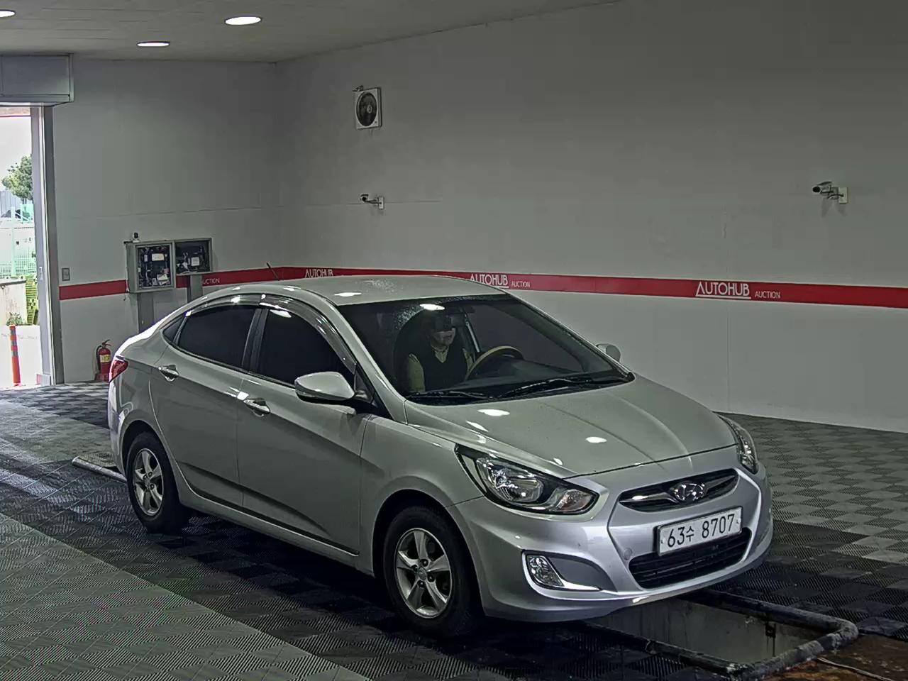 Hyundai Accent 2012 - Image 2