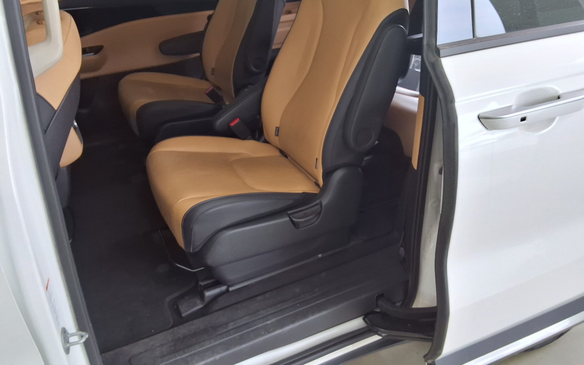 Kia Carnival - 11