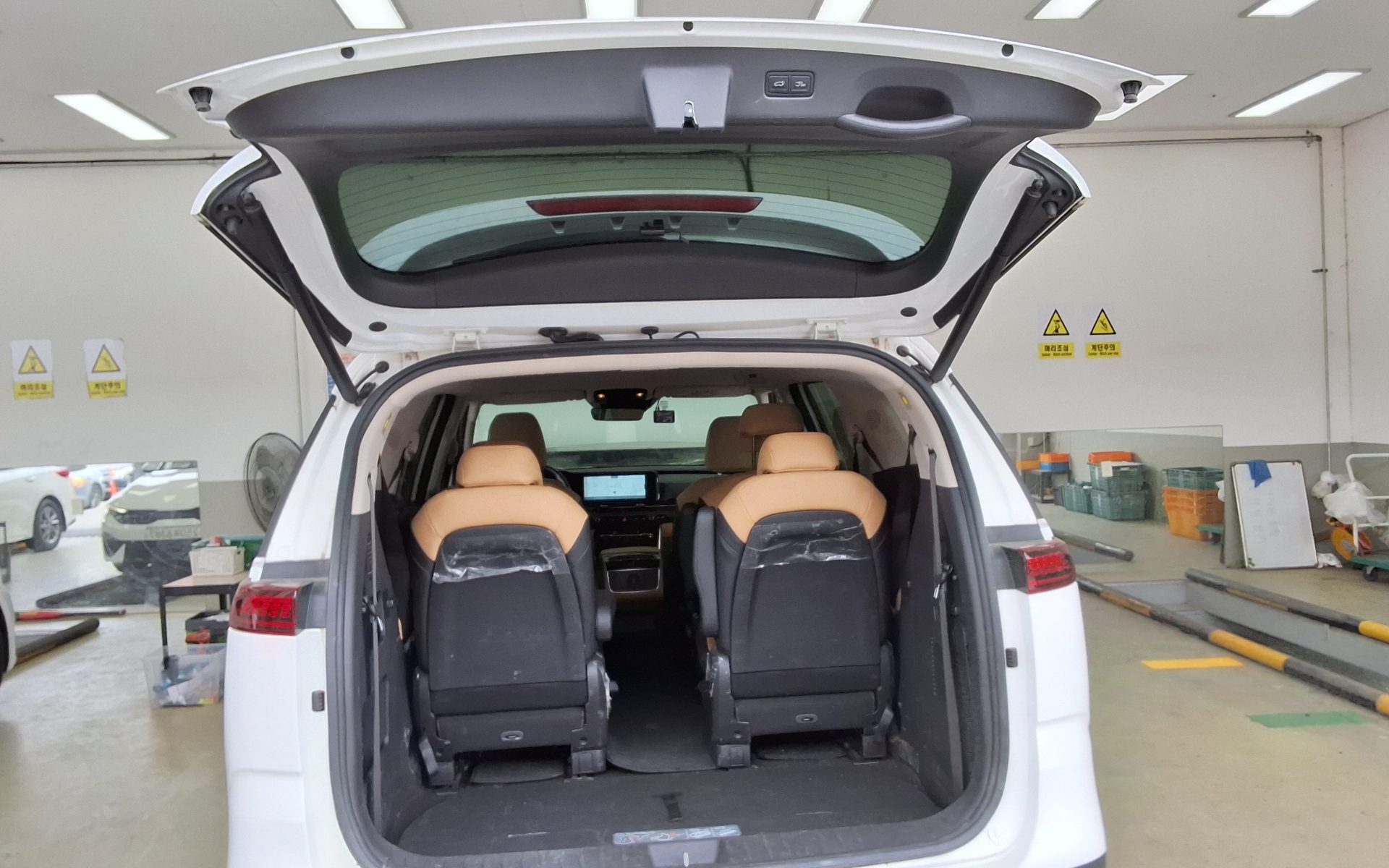 Kia Carnival - 14