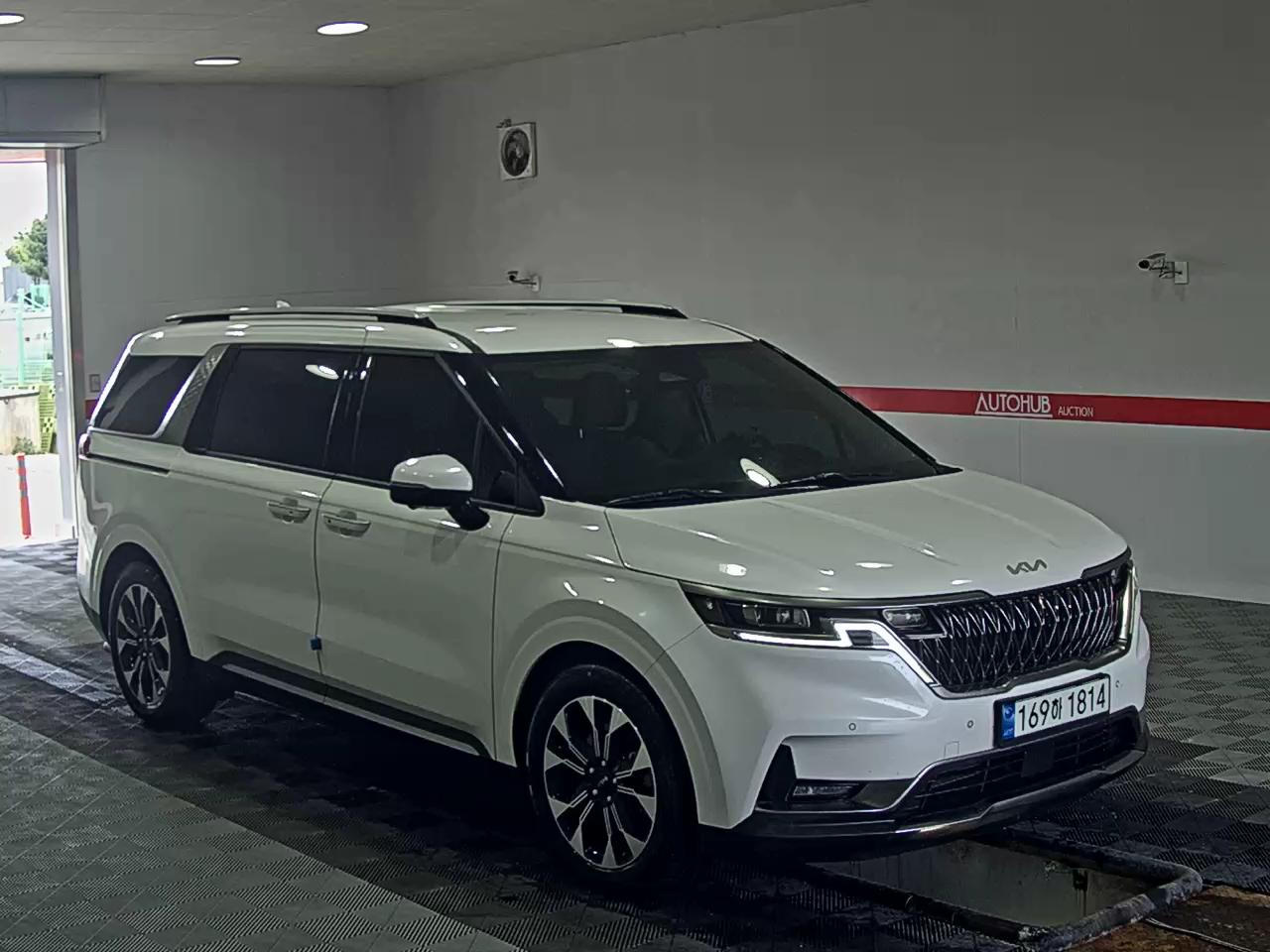 Kia Carnival - 2