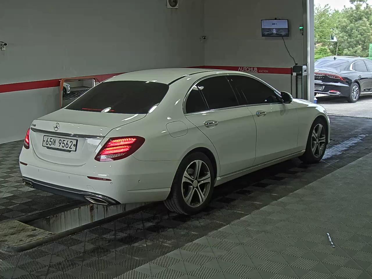 메르세데스-벤츠 E-클래스 2017 - 이미지 4