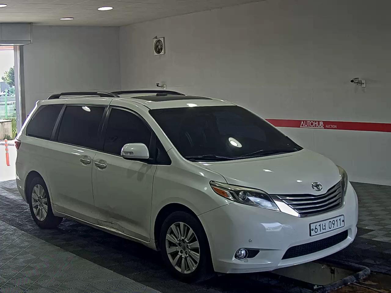 Toyota Sienna 2015 - Image 2