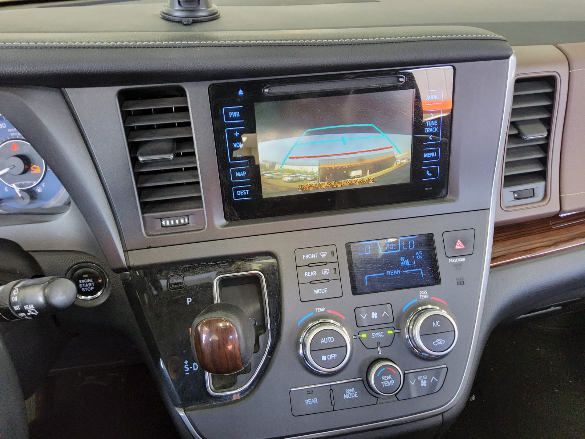 تويوتا سيينا 2016 - صورة 16