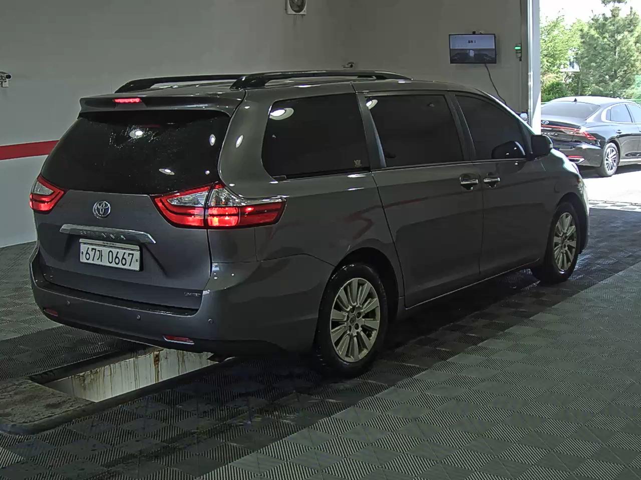 تويوتا سيينا 2016 - صورة 4