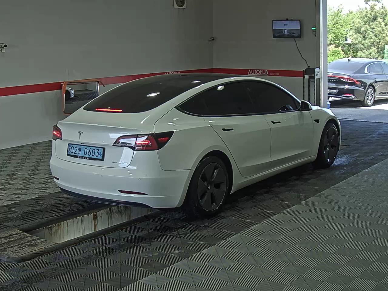 TESLA Model 3 2022 - 이미지 4