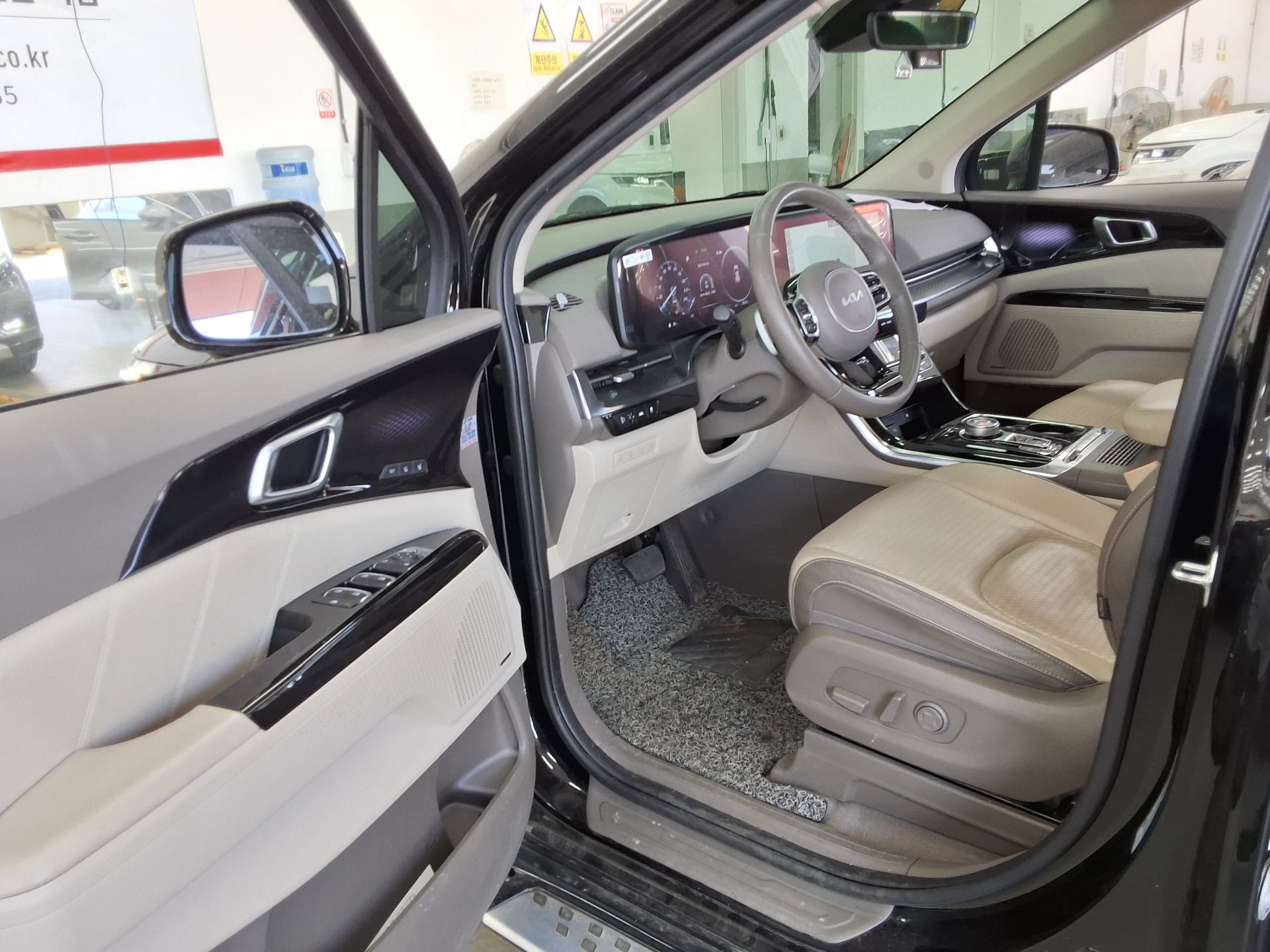 2023 - kia carnival